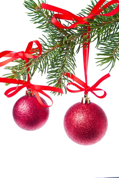 Bola roja de Navidad colgando del árbol —  Fotos de Stock