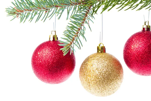 Červená vánoční koule visící ze stromu — Stock fotografie
