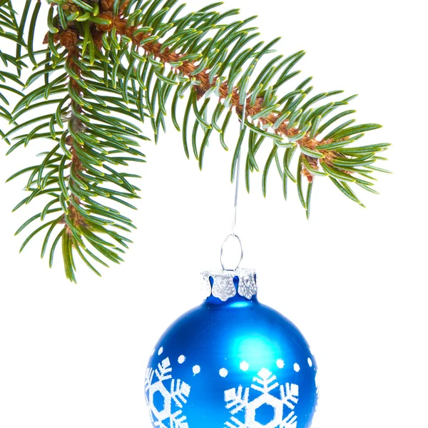 Ladin Noel ağaca tutunan topu — Stok fotoğraf