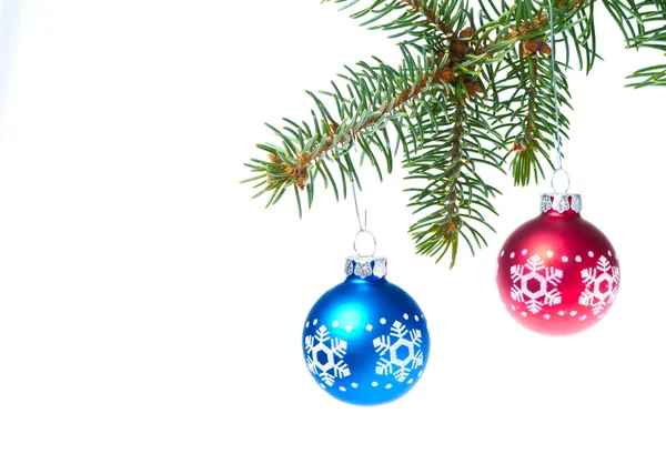 Kugel hängt an Fichte-Weihnachtsbaum — Stockfoto