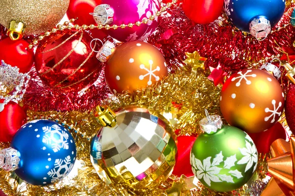 Bolas de Natal e ouropel — Fotografia de Stock
