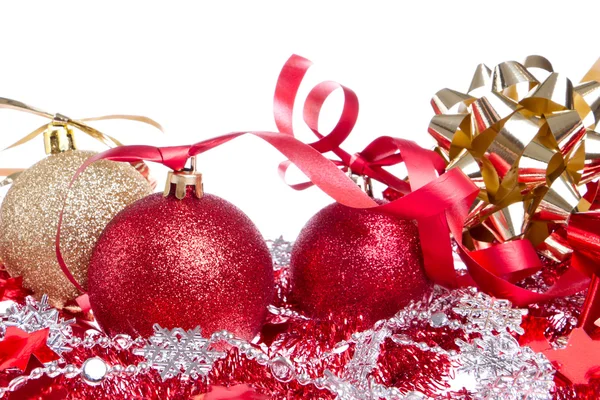 Різдвяні кульки зі стрічкою та мішурою — стокове фото