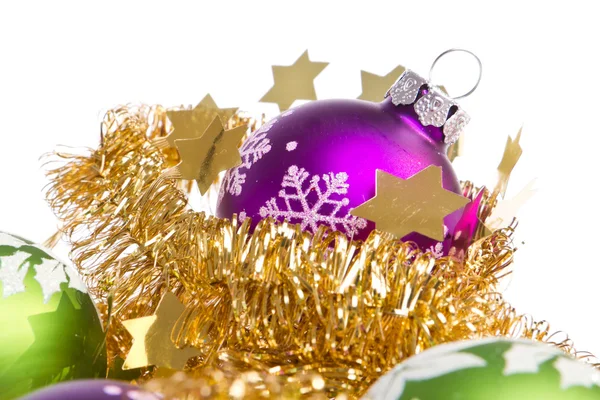 Bola de Natal com ouropel — Fotografia de Stock