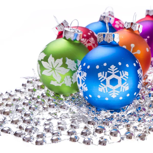 Bolas de Navidad con símbolos de copo de nieve —  Fotos de Stock
