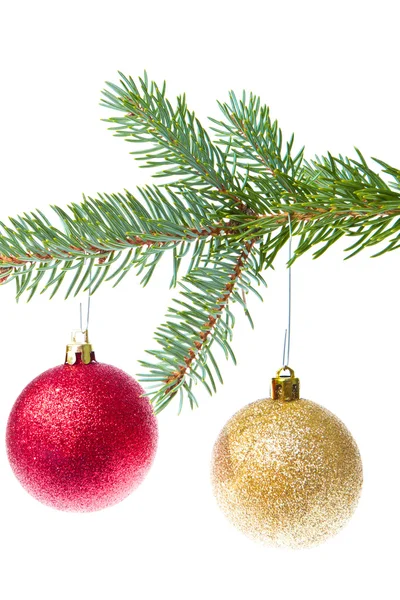 ツリーからぶら下がっている赤いクリスマス ボール — ストック写真