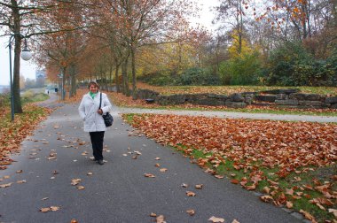 sonbahar Park orta yaşlı bir kadın