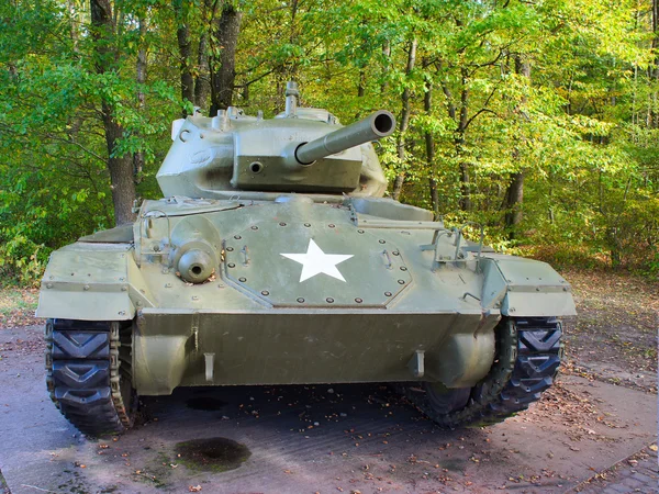 Antiguo tanque de la Segunda Guerra Mundial con estrella militar estadounidense en el frente . — Foto de Stock