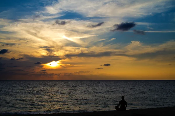 Meditation bei Sonnenuntergang lizenzfreie Stockbilder
