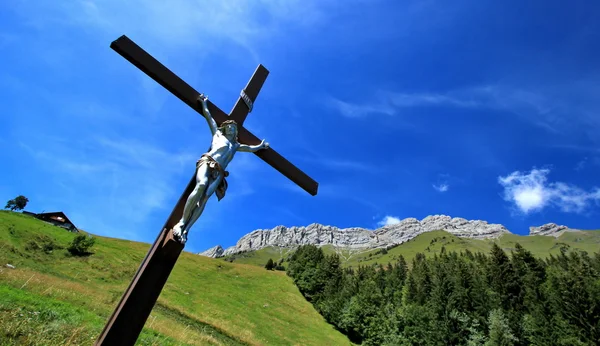 Ježíš na kříži v hoře — Stock fotografie