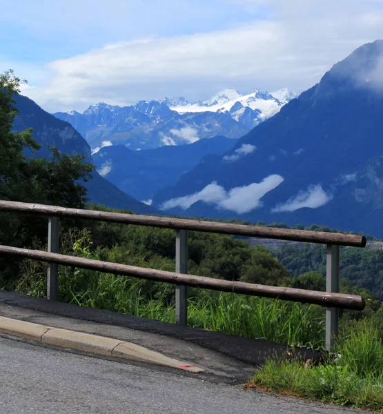 Estrada e montanha dos Alpes, Suíça — Fotografia de Stock