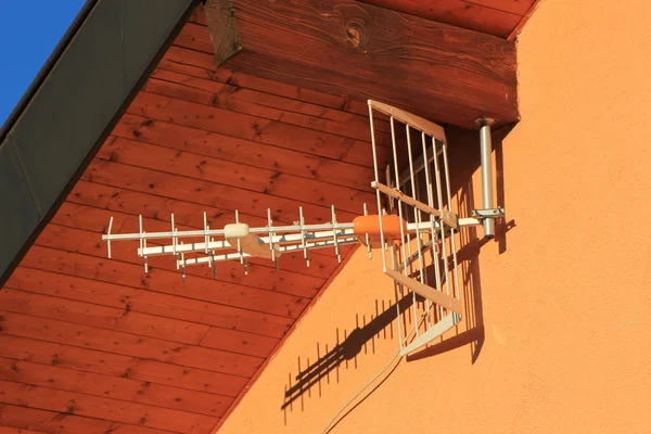 Antenna on house wall — Stock Photo, Image