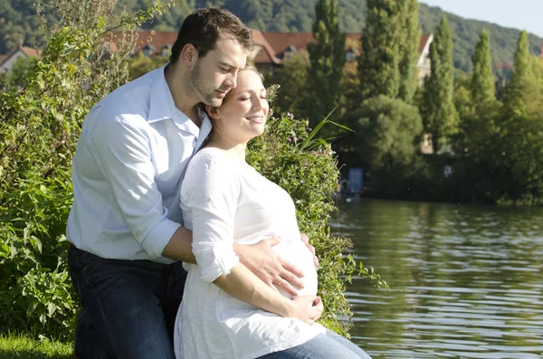 怀孕夫妇拥抱 — 图库照片