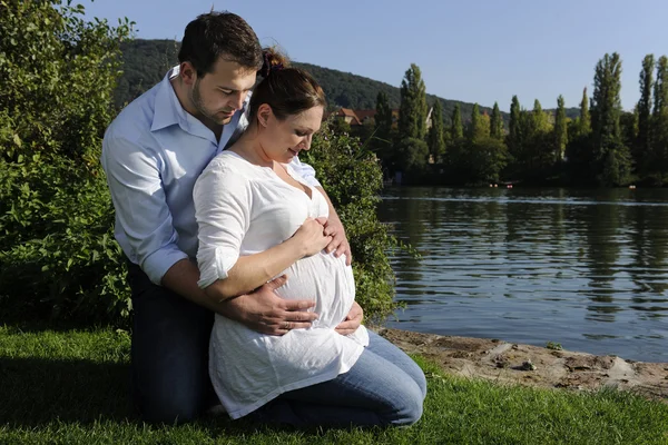 Έγκυος ζευγάρι αγκαλιάζει — Φωτογραφία Αρχείου