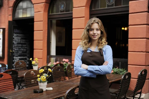Cameriera di fronte al ristorante — Foto Stock