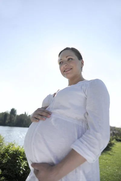 快乐怀孕女子肖像 — 图库照片