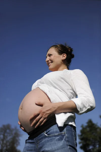 Femme enceinte tenant son ventre — Photo