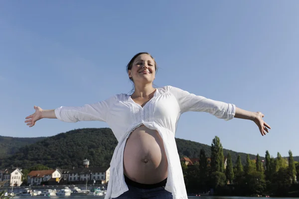 Mulher grávida com braços estendidos — Fotografia de Stock