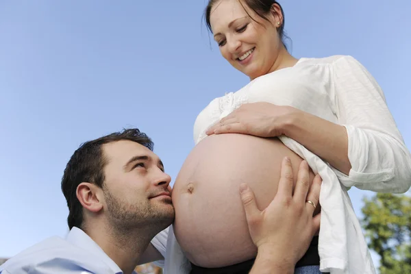 Σύζυγος φιλιά έγκυος κοιλιά της γυναίκας του — Φωτογραφία Αρχείου