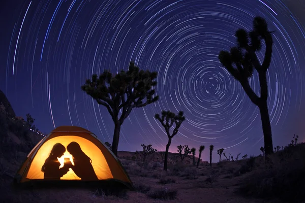 Kinderen kamperen bij nacht in een tent — Stockfoto