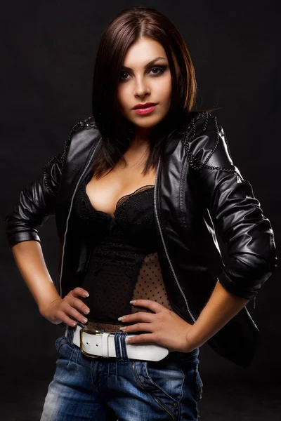 Sexy jovem mulher em jaqueta de couro — Fotografia de Stock