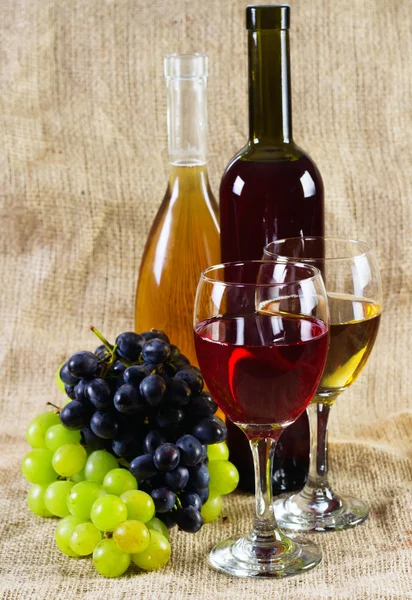 Vinho e uvas em fundo vintage — Fotografia de Stock