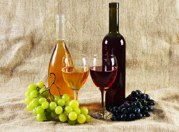 Wein und Trauben auf Vintage-Hintergrund — Stockfoto