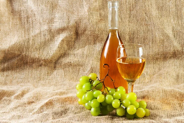 Вино і виноград на вінтажному фоні — стокове фото