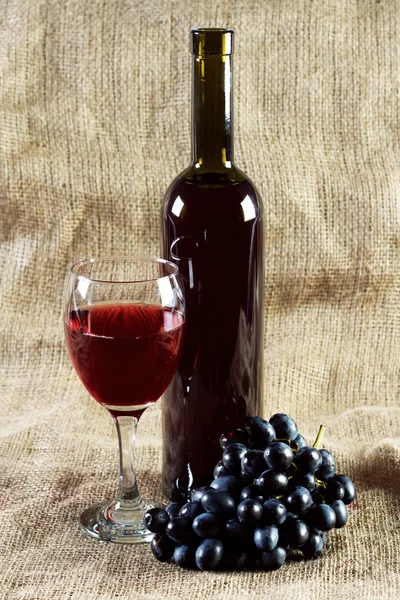 Vin rouge et raisins sur fond vintage — Photo