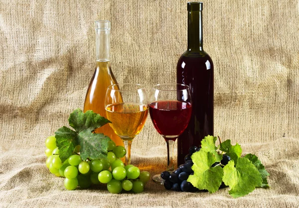 葡萄酒和葡萄复古背景上 — 图库照片