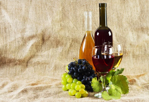 Вино и виноград на винтажном фоне — стоковое фото