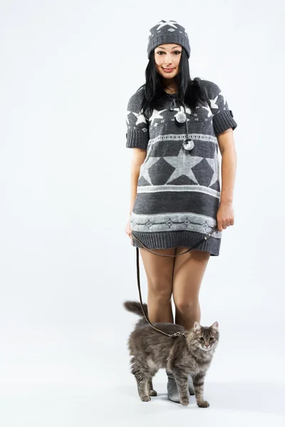 Mladá dáma s kočkou — Stock fotografie
