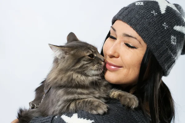Young lady with a cat — Stock Photo, Image