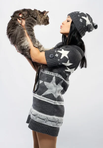 年轻的女士与一只猫 — 图库照片