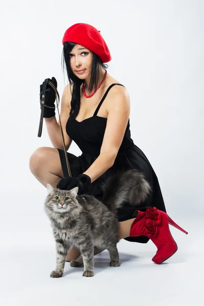 Bir kedi ile genç bayan — Stok fotoğraf
