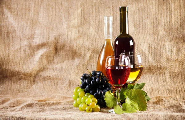 Vino e uva su sfondo vintage — Foto Stock