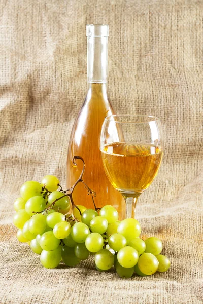 Wine and grapes on vintage background — Stock Photo, Image