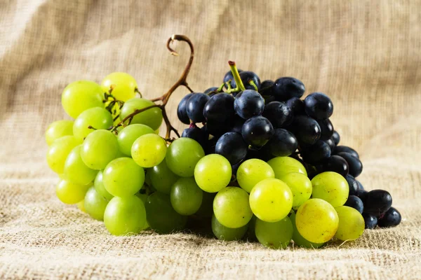 Fresh grapes on rustic background — Stock Photo, Image
