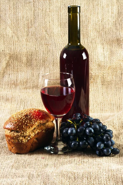 Vino rosso e uva su sfondo vintage — Foto Stock