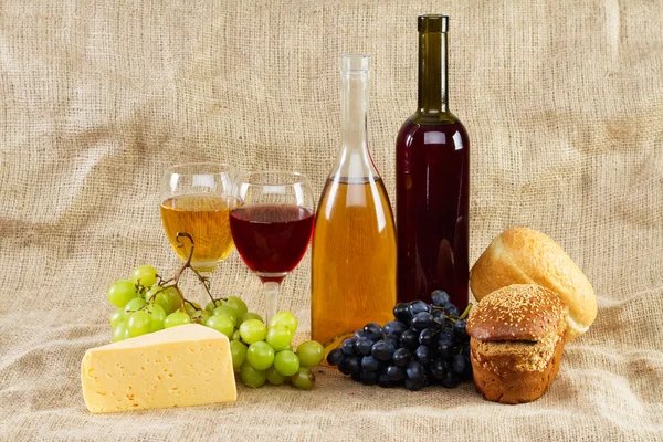 Wein und Trauben auf Vintage-Hintergrund — Stockfoto