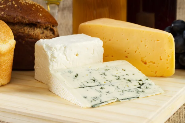 Ekmek ve peynir bez zemin üzerine — Stok fotoğraf