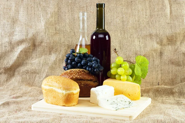 Vino e uva su sfondo vintage — Foto Stock