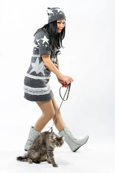 Giovane signora con un gatto — Foto Stock