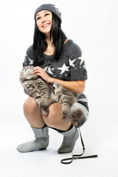 Jovencita con un gato —  Fotos de Stock
