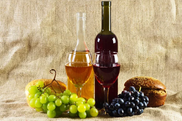 Vino y uvas sobre fondo vintage — Foto de Stock