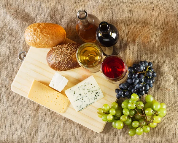 Antika arka plan üzerinde üzüm ve şarap — Stok fotoğraf