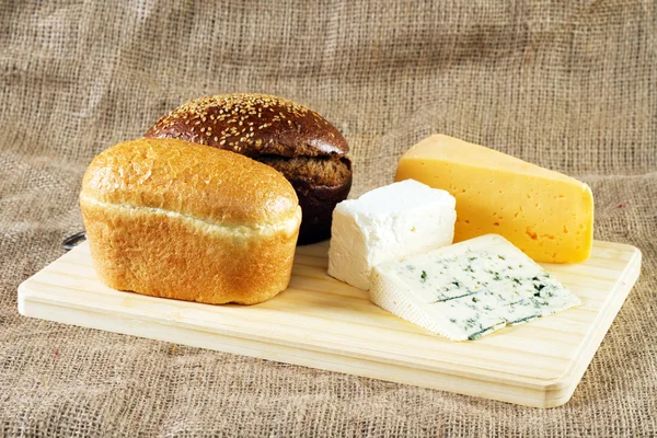 Хліб і сир на тлі тканини — стокове фото