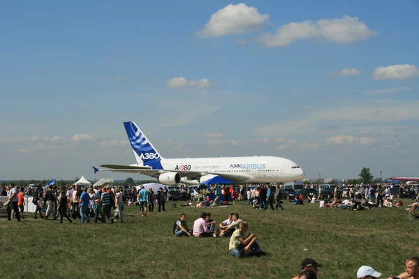 Un nuevo avión Airbus A-380 se prepara para despegar — Foto de Stock