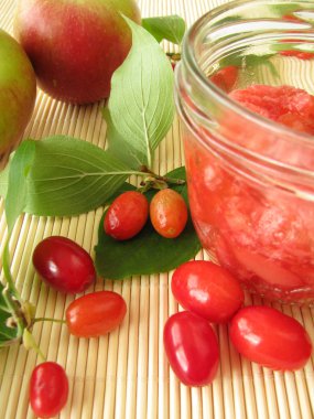 mermelada con frutas de cornel y manzanas