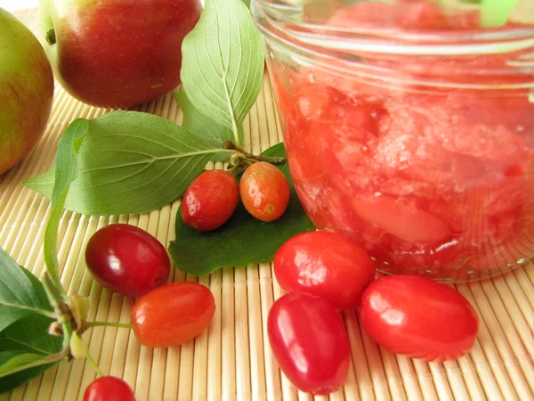 Mermelada con frutas de cornel y manzanas —  Fotos de Stock