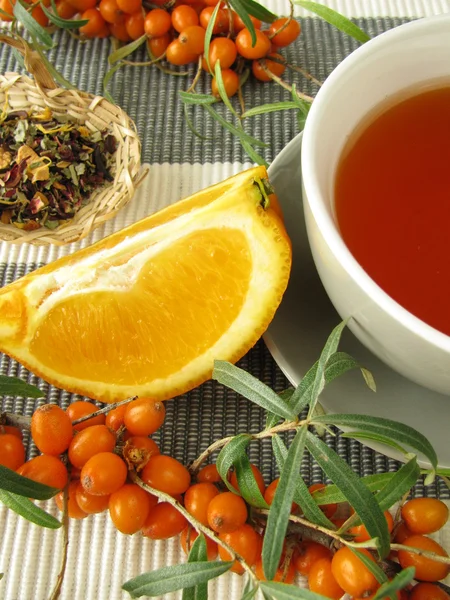 Tè con frutti di olivello spinoso e arance — Foto Stock